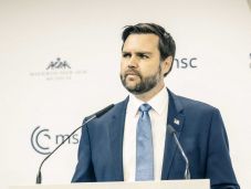 Az amerikai alelnök megint Romániát bírálta a konferencián, ahol az AUR-vezér is részt vesz