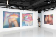 „A valóság művészetellenes” – Lucian Hrisav kiállítása az Új Kriterion Galériában