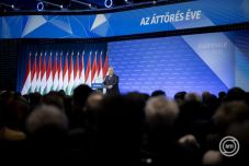 Évértékelőt tartott Orbán Viktor: Trump „nem a megváltónk, hanem a harcostársunk