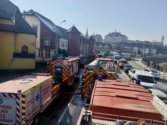 Kigyulladt egy segesvári panzió tetőszerkezete