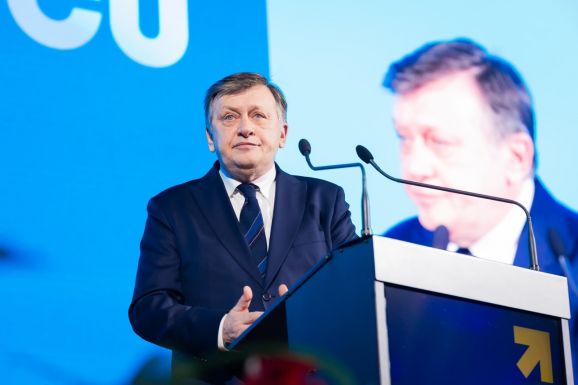 Crin Antonescu fasizmussal vádolja Călin Georgescut: „Kétes körülmények között szerzett 2 millió szavazatot”