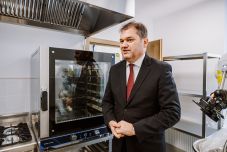 Cseke Attila: Öt év alatt 30 százalékkal csökkent a születések száma