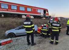 Elgázolt a vonat egy személyautót – a sofőr kivételesen szerencsés volt