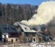 Kigyulladt az ojtozi kastélyfogadó tetőszerkezete