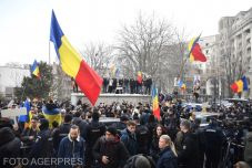 A főügyészség előtt tiltakoznak Georgescu támogatói