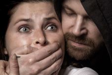 Továbbra is keresik a Mezőzáhról elrabolt fiatal nőt