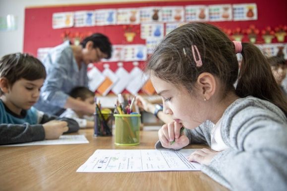 Iskolaelhagyás csökkentése: közel 114 millió euróra lehet pályázni