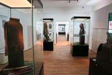 Biztonságban van a Marosvásárhelyen rekedt Fejedelmek aranya kiállítás anyaga