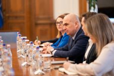 Tiltakozással térítenék jobb belátásra Bolojant a szenátusi alkalmazottak