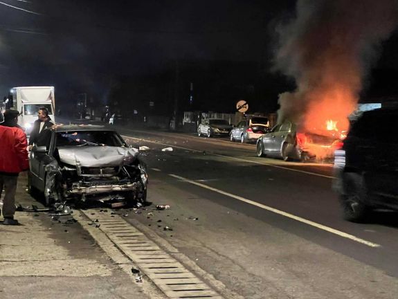 Három autó ütközött össze Szamosújváron, az egyik kigyulladt