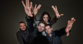 Ennyi: megjelent A Csajod zenekar második nagylemeze