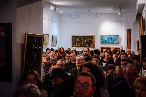 „Varázslatos világ” Marosvásárhelyen – Közel 100 művész alkotásaiból nyílt kiállítás