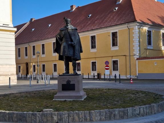 Átadta a református püspökség Bethlen Gábor gyulafehérvári szobrát a helyi önkormányzatnak