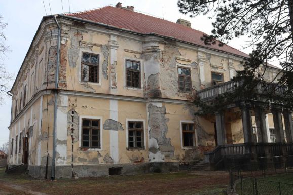 Elkezdődött a szilágynagyfalui Bánffy-kastély felújítása