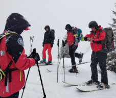 Ukrán menekülteket hoztak le a Máramarosi-havasokból