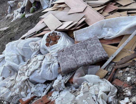 Illegális hulladéklerakásért büntetett a Csíkszeredai Helyi Rendőrség