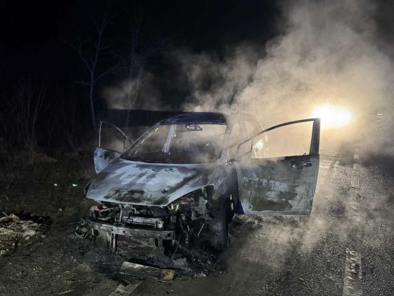 Kiégett a váradi filmrendező pap autója