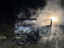 Kiégett a váradi filmrendező pap autója