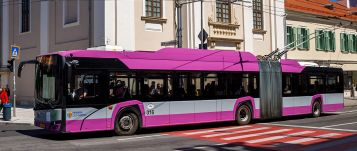 Lábával a műszerfalon vezetett a buszsofőr Kolozsváron (VIDEÓ)