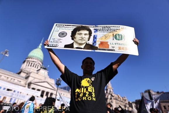 Több mint egy éve nyesegeti az argentinok kiadásait a láncfűrészes elnök