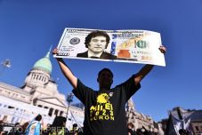 Több mint egy éve nyesegeti az argentinok kiadásait a láncfűrészes elnök