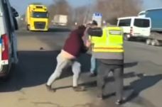 Elszakadt a cérna – magyar közlekedési ellenőrre támadt egy román teherautósofőr