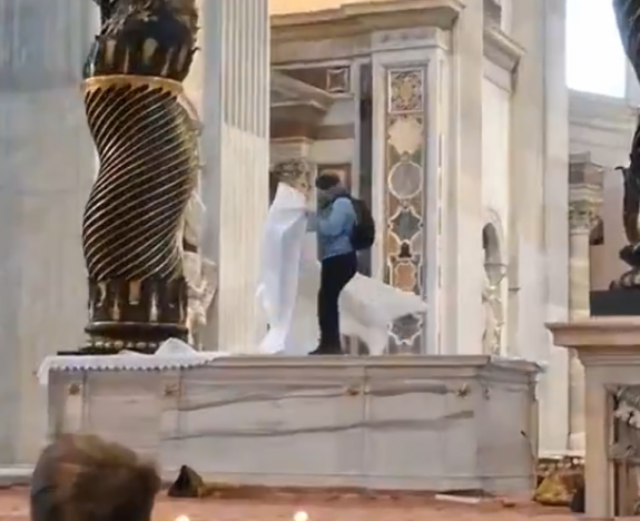 Egy román származású férfi felmászott a Szent Péter-bazilika főoltárára, majd rongálni kezdett (VIDEÓ)
