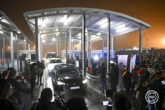 Schengeni csatlakozás: Magyar és román rendvédelmi vezetők közösen nyitották meg a két ország határát
