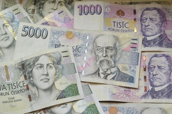 Megbírságolnák a valótlanságokat állító politikusokat