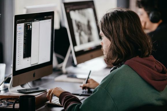 Huszonévesek a munkában: fontosabb a megfelelő környezet, mint a stabilitás