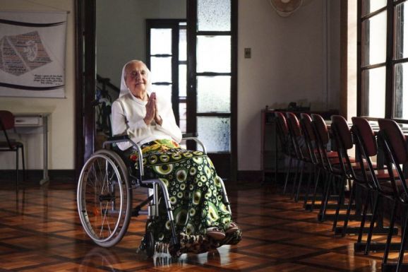 Futballrajongó apáca lett a világ legidősebb embere