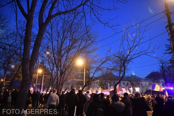 Iohannis távozását követelték a tüntető AUR-osok