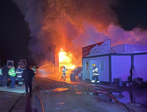 Hat autó égett el a székelyudvarhelyi szerelőműhelyben