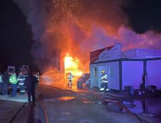 Hat autó égett el a székelyudvarhelyi szerelőműhelyben