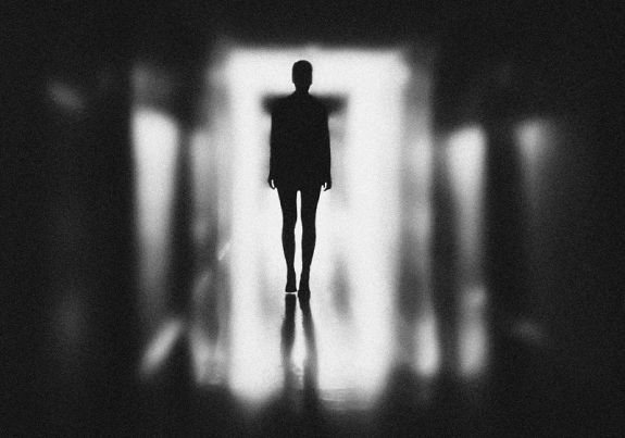 A kórház előtti járdán szülte meg gyerekét egy nő – a baba nem élte túl