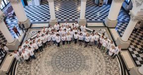 Román kultúra napja: a „megalázóan” alacsony fizetések miatt tiltakoznak az ágazatban dolgozók