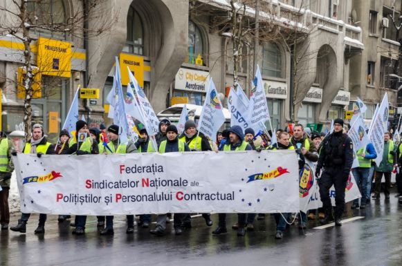Bukarestben követelik a túlóráik kifizetését a rendvédelmi dolgozók