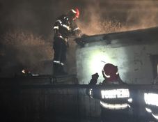 Maros megye: tűz ütött ki egy disznóólban, tíz sertés pusztult el 