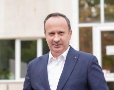 Eurómilliók folynak el a közintézmények székházainak bérlésére