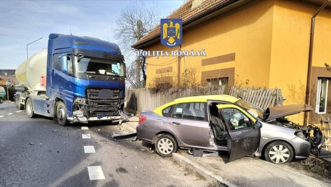 Tartálykocsival ütközött egy kisautó, az idős sofőr nem élte túl
