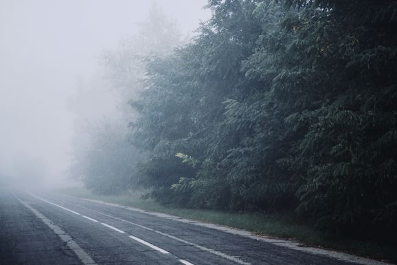 Sűrű köd csökkenti a látótávolságot Székelyföldön
