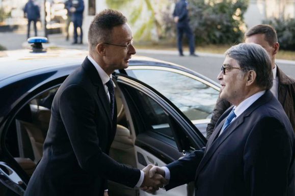 Emil Hurezeanuval tárgyalt Szijjártó Péter Bukarestben