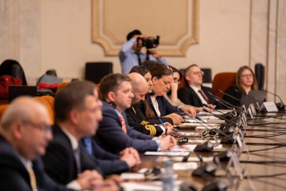 Közel negyedével csökkentenék a szenátus alkalmazottainak számát