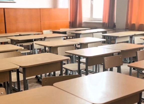 Teljesen megújul a csíkszeredai iskolák bútorzata