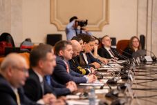 Közel negyedével csökkentenék a szenátus alkalmazottainak számát