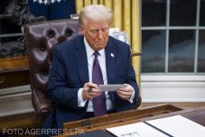 Erősen indított Donald Trump – tucatjával írta alá a rendeleteket