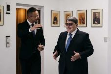 Szijjártó: remélem Romániában nem játssza ki senki a magyar kártyát