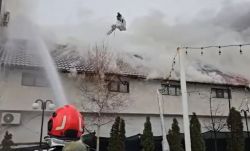 Hatalmas tűz egy épületben: tízezer négyzetméternyi felület ég 