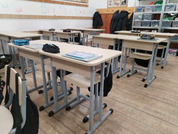 Egyenlő feltételeket teremtenek – javában zajlik a csíkszeredai iskolák bútorzatának cseréje
