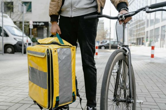 Kolozsváron szabályokat léptetnek életbe az ételfutárok számára
